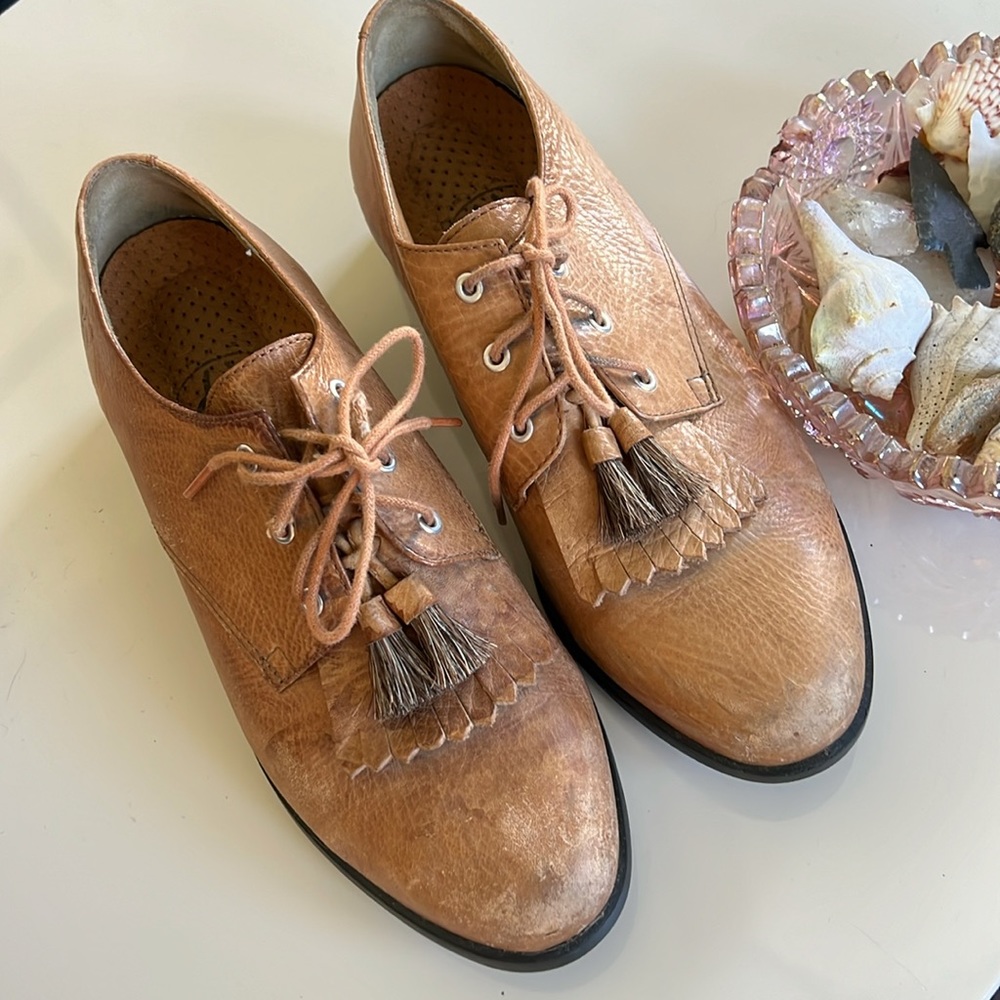 Adorable kiltie Ariat oxfords.